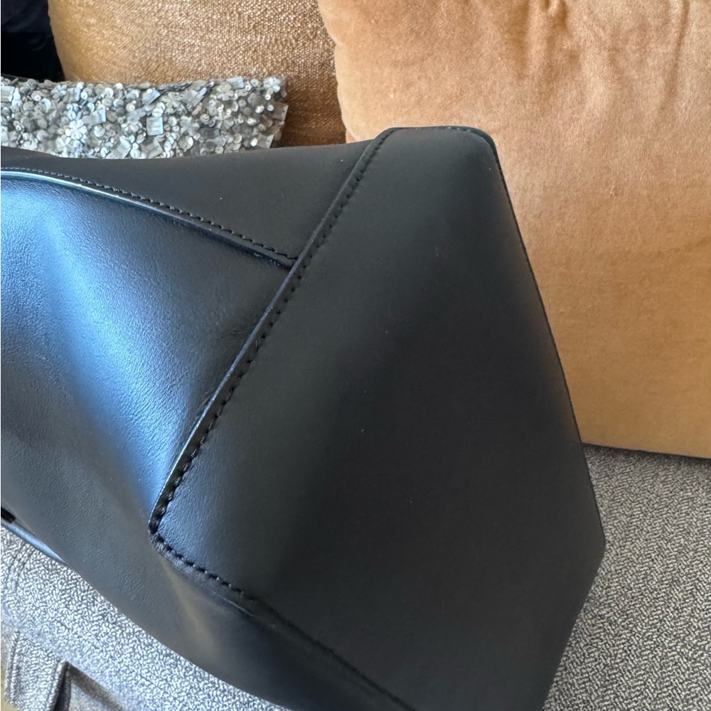 Flattered Black Leather Tote Bag - Picture 8 of 16